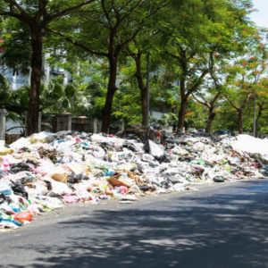 People blocking garbage trucks: Hanoi capital was flooded with 10,000 tons of garbage